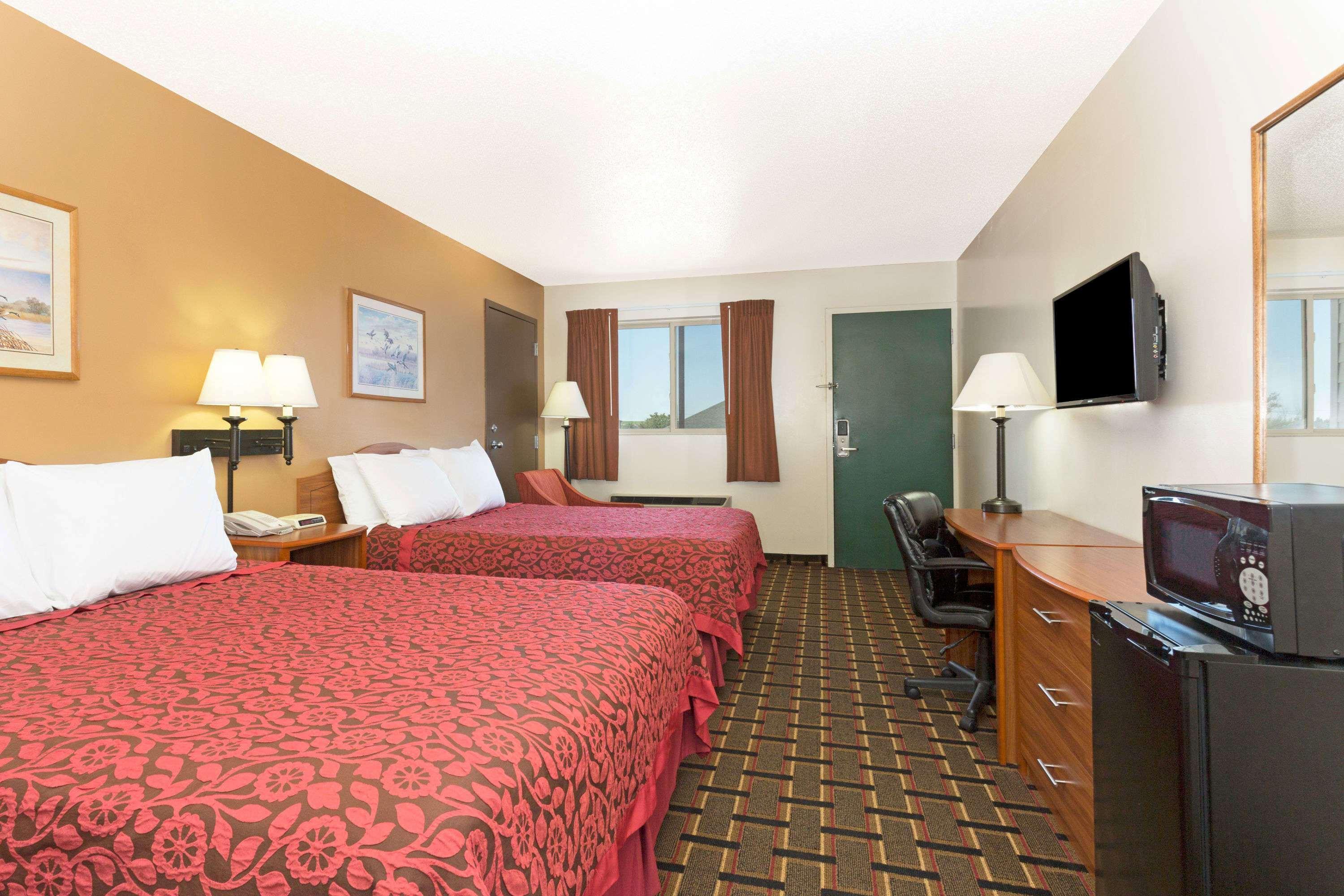 Days Inn By Wyndham Paxton Esterno foto