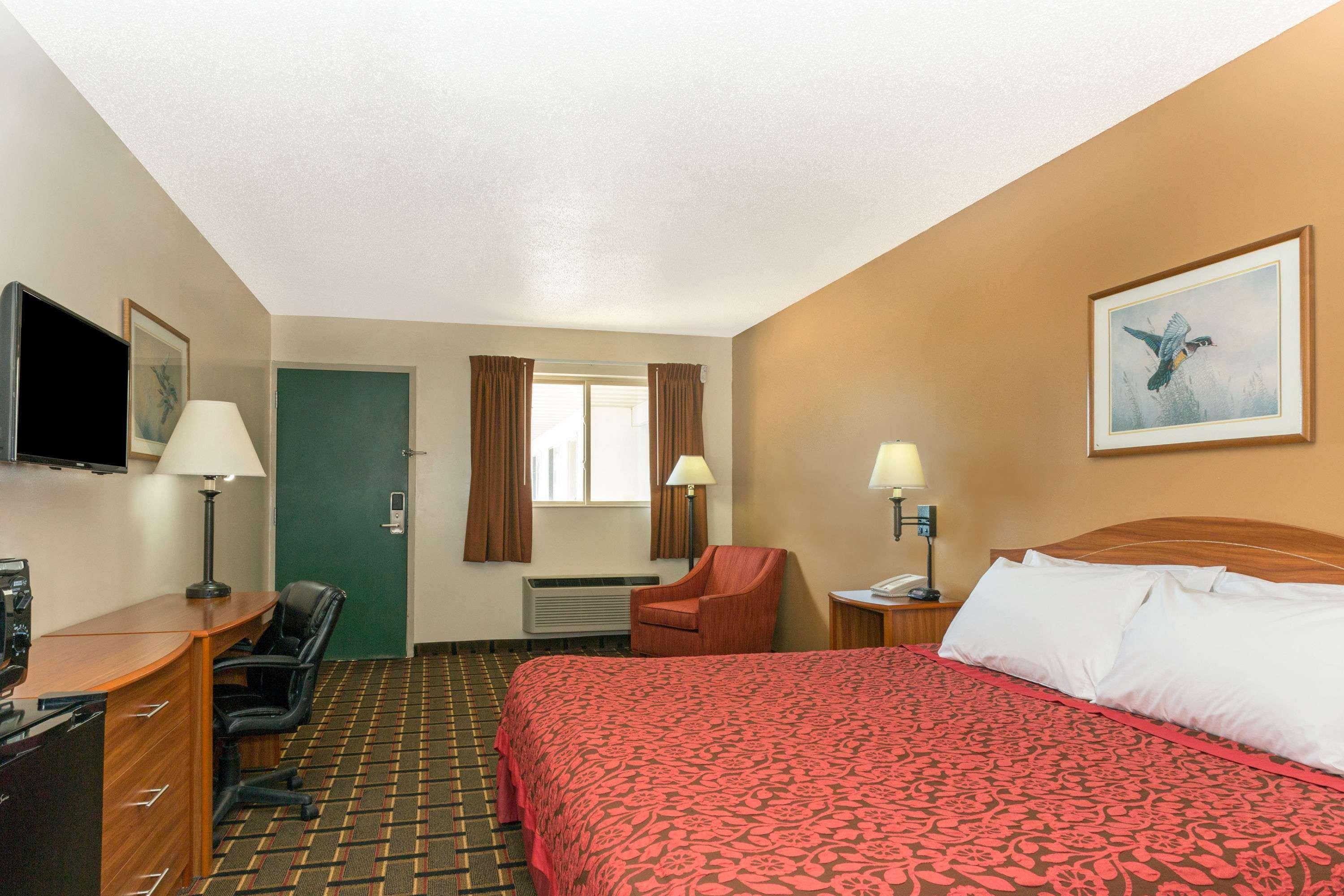 Days Inn By Wyndham Paxton Esterno foto